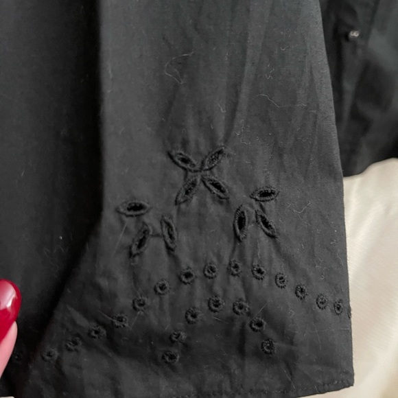 SOLD-NOT AVAILABLE 🔴 DKNYpure top with eyelets and embroidery. Fun buttons - Picture 3 of 6
